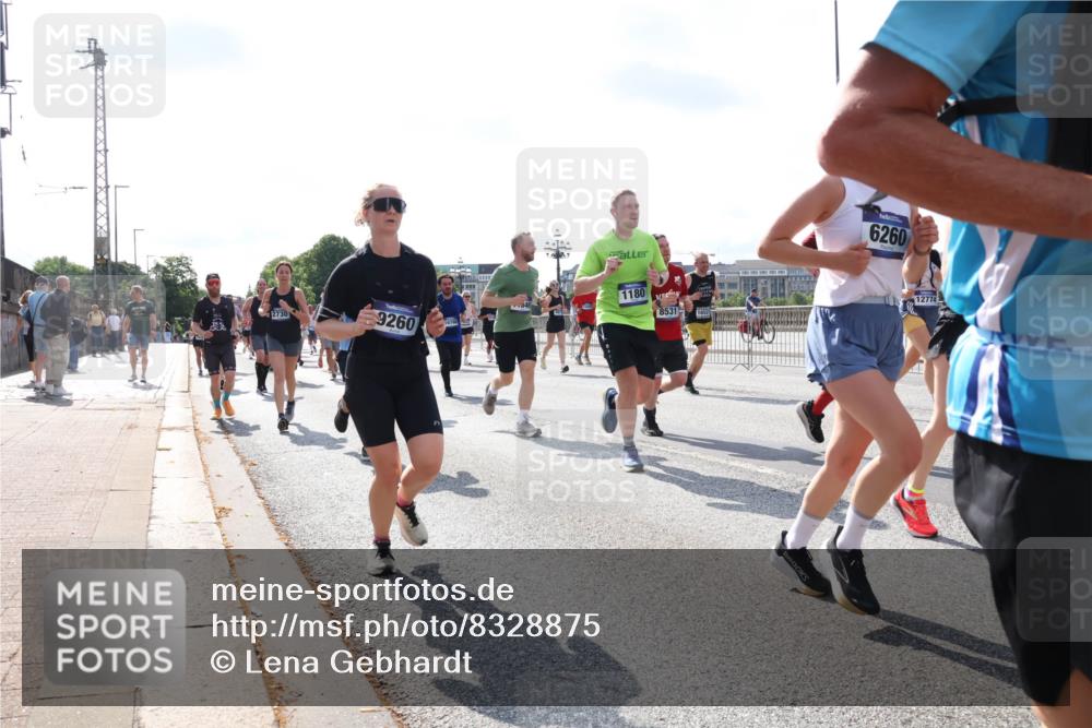 29.06.2025 - hella hamburg halbmarathon Lena Gebhardt http://msf.ph/oto/8328875 29.06.2025 10:00:20 Lombardsbrücke 846, 2730, 9260, 1180, 8531, 6260, 12774, 1006, 1019, 1125, 1180, 1239, 1264, 1526, 1544, 1568, 1681, 1914, 2027, 2086, 2099, 2159, 2236, 2346, 2348, 2364, 2426, 2447, 2582, 2584, 2606, 2652, 2676, 2677, 2730, 2910, 2982, 3042, 3177, 3181, 3319, 3400, 3794, 3836, 3861, 3898, 4013, 4231, 4419, 4579, 4594, 4632, 4767, 4772, 4796, 4813, 4940, 4945, 5272, 5341, 5643, 5728, 6082, 6084, 6104, 6174, 6201, 6220, 6260, 6462, 6470, 6581, 6587 meine-sportfotos.de