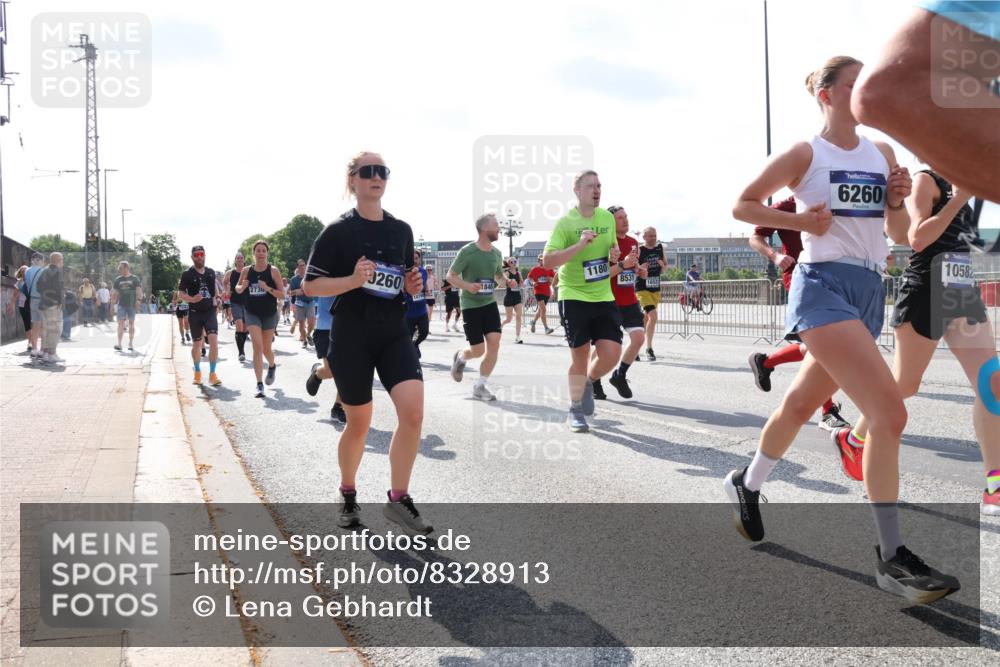 29.06.2025 - hella hamburg halbmarathon Lena Gebhardt http://msf.ph/oto/8328913 29.06.2025 10:00:20 Lombardsbrücke 9260, 1180, 846, 8531, 1076, 16521, 6260, 10582, 1006, 1019, 1125, 1180, 1239, 1264, 1526, 1544, 1568, 1681, 1914, 2027, 2086, 2099, 2159, 2236, 2346, 2348, 2364, 2426, 2447, 2582, 2584, 2606, 2652, 2676, 2677, 2730, 2910, 2982, 3042, 3177, 3181, 3319, 3400, 3794, 3836, 3861, 3898, 4013, 4231, 4419, 4579, 4594, 4632, 4767, 4772, 4796, 4813, 4940, 4945, 5272, 5341, 5643, 5728, 6082, 6084, 6104, 6174, 6201, 6220, 6260, 6462, 6470, 6581, 6587 meine-sportfotos.de