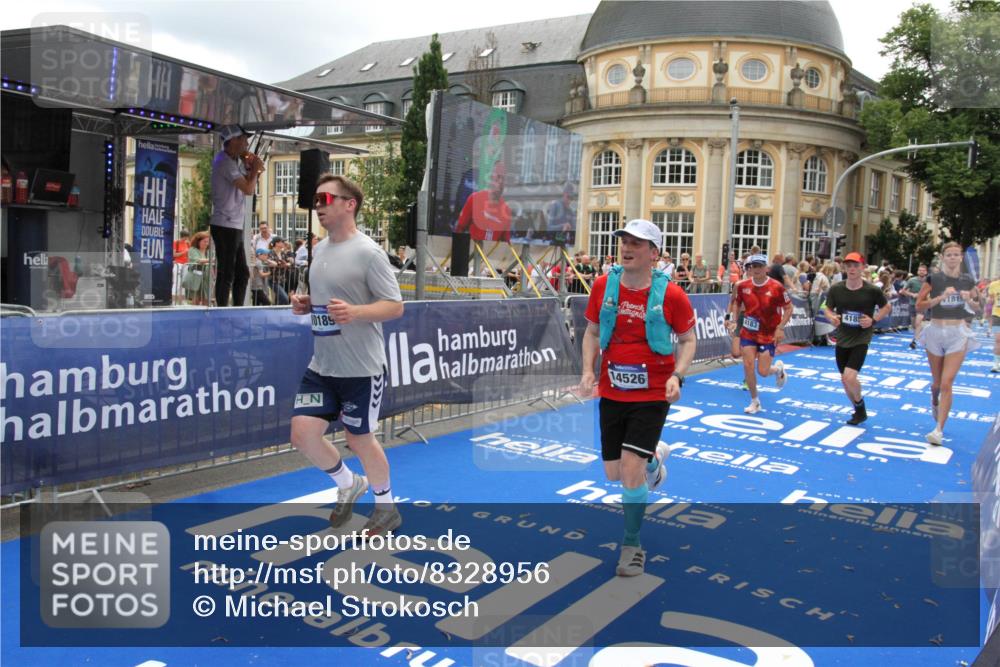 29.06.2025 - hella hamburg halbmarathon Michael Strokosch http://msf.ph/oto/8328956 29.06.2025 10:49:25 Ziel 1342, 4183, 4185, 6158, 10053, 10189, 11779, 11819, 12670, 14526, 14838, 15422, 15784, 15894, 15966 meine-sportfotos.de