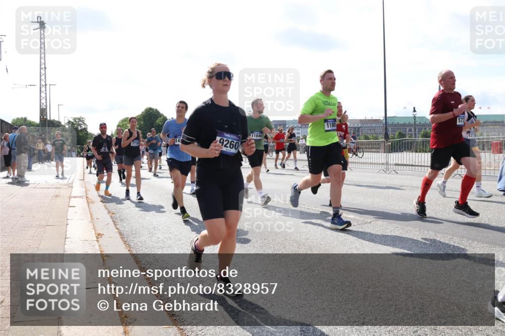 29.06.2025 - hella hamburg halbmarathon Lena Gebhardt http://msf.ph/oto/8328957 29.06.2025 10:00:20 Lombardsbrücke 2730, 9260, 11846, 1180, 572, 127, 1006, 1019, 1125, 1180, 1239, 1264, 1526, 1544, 1568, 1681, 1914, 2027, 2086, 2099, 2159, 2236, 2346, 2348, 2364, 2426, 2447, 2582, 2584, 2606, 2652, 2676, 2677, 2730, 2910, 2982, 3042, 3177, 3181, 3319, 3400, 3794, 3836, 3861, 3898, 4013, 4231, 4419, 4579, 4594, 4632, 4767, 4772, 4796, 4813, 4940, 4945, 5272, 5341, 5643, 5728, 6082, 6084, 6104, 6174, 6201, 6220, 6260, 6462, 6470, 6581, 6587 meine-sportfotos.de