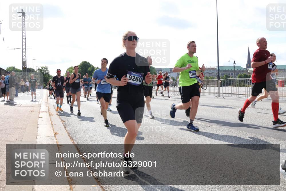 29.06.2025 - hella hamburg halbmarathon Lena Gebhardt http://msf.ph/oto/8329001 29.06.2025 10:00:20 Lombardsbrücke 2730, 149, 9260, 572, 1180, 127, 1006, 1019, 1125, 1180, 1239, 1264, 1526, 1544, 1568, 1681, 1914, 2027, 2086, 2099, 2159, 2236, 2346, 2348, 2364, 2426, 2447, 2582, 2584, 2606, 2652, 2676, 2677, 2730, 2910, 2982, 3042, 3177, 3181, 3319, 3400, 3794, 3836, 3861, 3898, 4013, 4231, 4419, 4579, 4594, 4632, 4767, 4772, 4796, 4813, 4940, 4945, 5272, 5341, 5643, 5728, 6082, 6084, 6104, 6174, 6201, 6220, 6260, 6462, 6470, 6581, 6587 meine-sportfotos.de