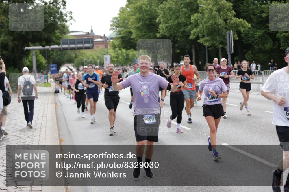 29.06.2025 - hella hamburg halbmarathon Jannik Wohlers http://msf.ph/oto/8329030 29.06.2025 10:40:07 Lombardsbrücke 2042, 2206, 2762, 2763, 3293, 3295, 3810, 4411, 4612, 4906, 5059, 5702, 5975, 6076, 6229, 6278, 6280, 6363, 6463, 7956, 8307, 8378, 8391, 8739, 9000, 9468, 10166, 10920, 11176, 11513, 11514, 11970, 11973, 12364, 12981, 13030, 13145, 13466, 14341, 14851, 15154, 15549, 15905, 15927, 15933, 16085, 16955, 17318, 17959, 18101, 18110, 18213, 18353, 18490, 18771, 18946, 19168 meine-sportfotos.de
