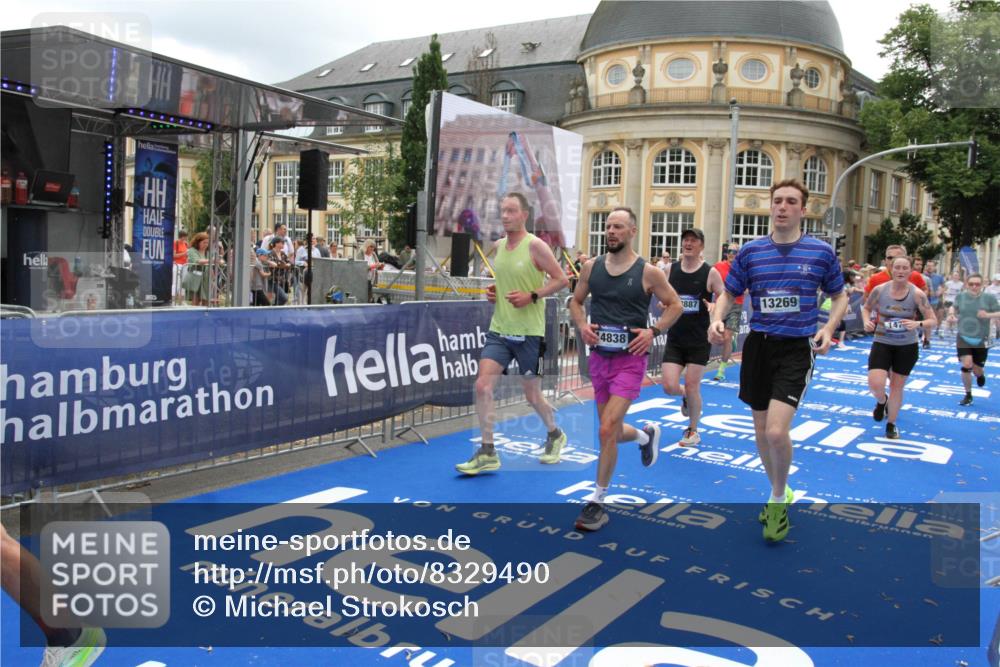 29.06.2025 - hella hamburg halbmarathon Michael Strokosch http://msf.ph/oto/8329490 29.06.2025 10:49:32 Ziel 1342, 1476, 2592, 2596, 2878, 8437, 8689, 8813, 11339, 11340, 11779, 12094, 12670, 13233, 13269, 14838, 15784, 15857, 15894, 15966, 16114, 16592, 16891, 18476, 18887, 18960 meine-sportfotos.de