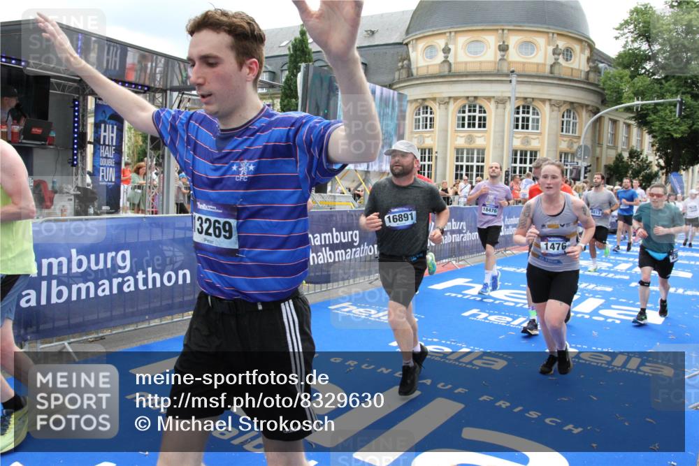 29.06.2025 - hella hamburg halbmarathon Michael Strokosch http://msf.ph/oto/8329630 29.06.2025 10:49:33 Ziel 1342, 1476, 2516, 2592, 2596, 2878, 2889, 5705, 8437, 8689, 8813, 11339, 11340, 11779, 12094, 12670, 13233, 13269, 14562, 14838, 15784, 15857, 15894, 15966, 16114, 16592, 16738, 16891, 18476, 18887, 18960 meine-sportfotos.de
