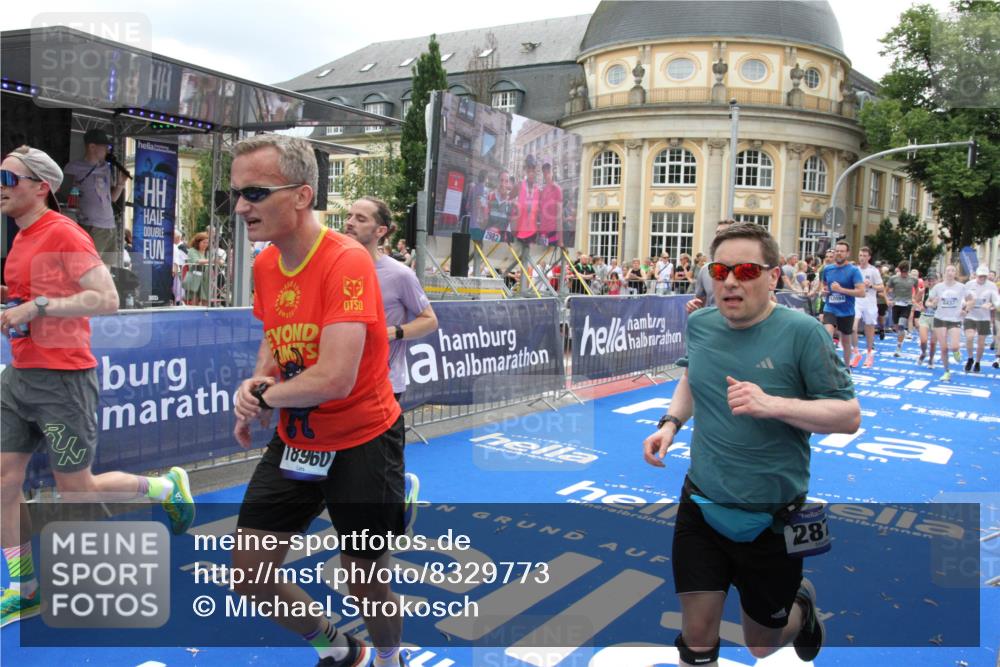 29.06.2025 - hella hamburg halbmarathon Michael Strokosch http://msf.ph/oto/8329773 29.06.2025 10:49:34 Ziel 1342, 1476, 2516, 2592, 2596, 2878, 2889, 5705, 8437, 8689, 8813, 9038, 9649, 11339, 11340, 11679, 11779, 12094, 13233, 13269, 14562, 14838, 15392, 15857, 16114, 16592, 16738, 16891, 17001, 18476, 18887, 18960 meine-sportfotos.de