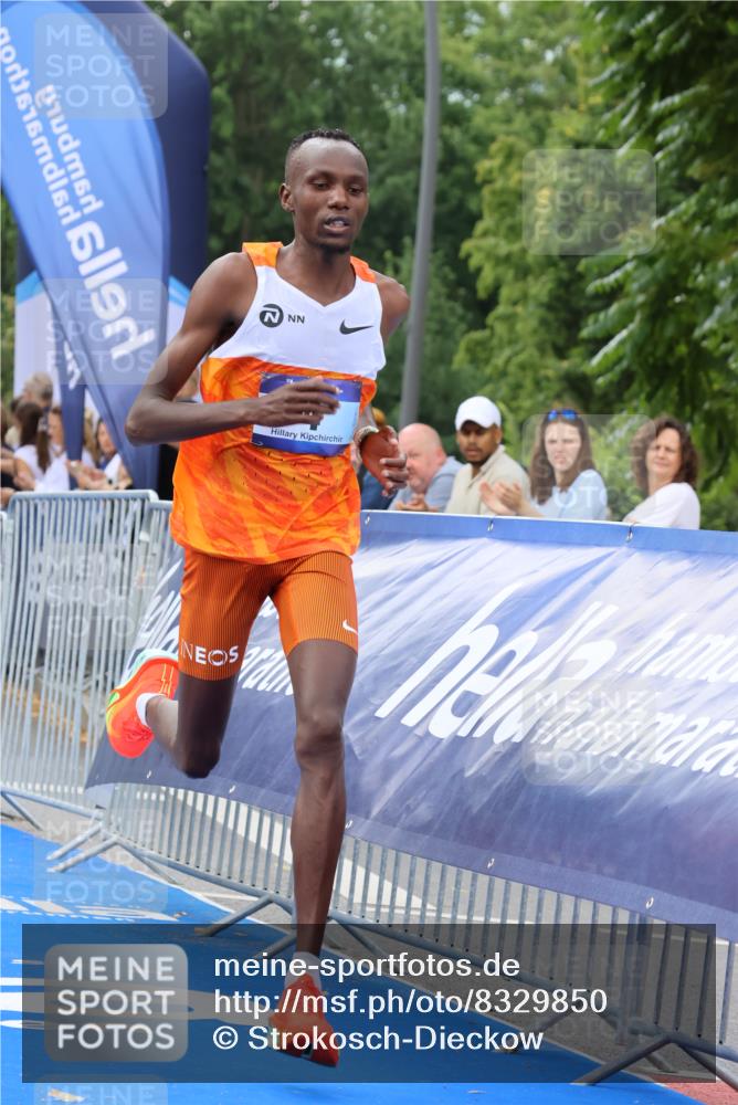 29.06.2025 - hella hamburg halbmarathon Strokosch-Dieckow http://msf.ph/oto/8329850 29.06.2025 10:01:55 Ziel 4 meine-sportfotos.de
