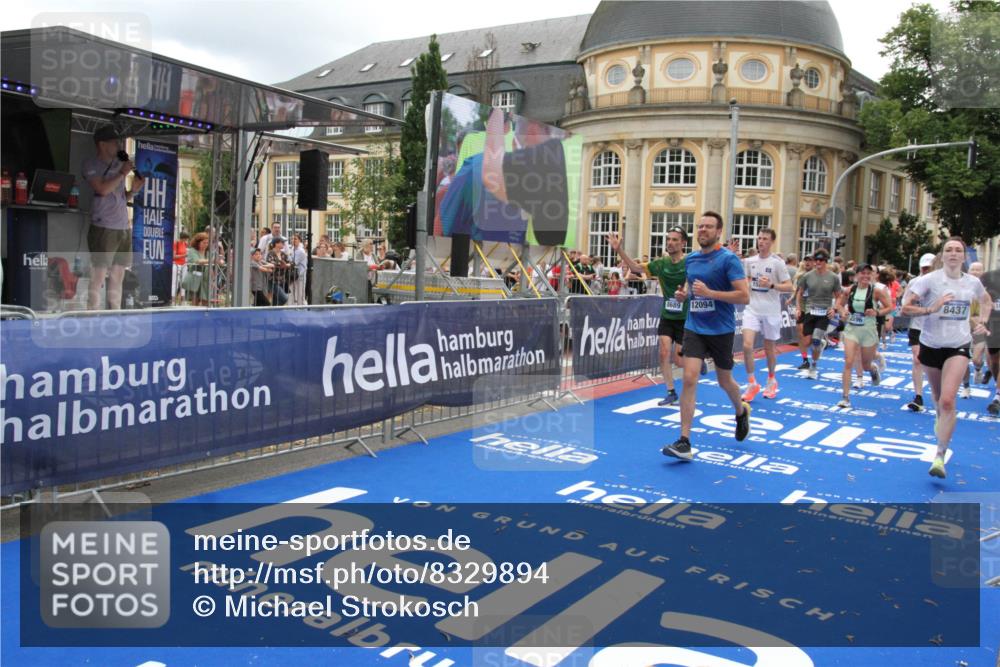29.06.2025 - hella hamburg halbmarathon Michael Strokosch http://msf.ph/oto/8329894 29.06.2025 10:49:36 Ziel 2516, 2592, 2596, 2878, 2889, 5705, 8437, 8689, 8813, 9038, 9649, 11339, 11340, 11679, 11977, 12094, 13233, 14562, 15392, 15857, 16114, 16592, 16738, 17001, 18476, 18960 meine-sportfotos.de
