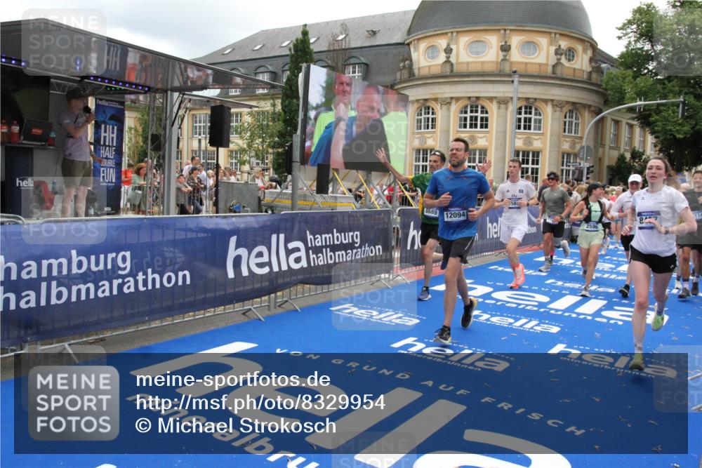 29.06.2025 - hella hamburg halbmarathon Michael Strokosch http://msf.ph/oto/8329954 29.06.2025 10:49:36 Ziel 2516, 2592, 2596, 2878, 2889, 5705, 8437, 8689, 8813, 9038, 9649, 11339, 11340, 11679, 11977, 12094, 13233, 14562, 15392, 15857, 16114, 16592, 16738, 17001, 18476, 18960 meine-sportfotos.de