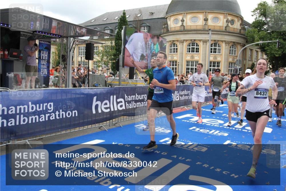 29.06.2025 - hella hamburg halbmarathon Michael Strokosch http://msf.ph/oto/8330042 29.06.2025 10:49:36 Ziel 2516, 2592, 2596, 2878, 2889, 5705, 8437, 8689, 8813, 9038, 9649, 11339, 11340, 11679, 11977, 12094, 13233, 14562, 15392, 15857, 16114, 16592, 16738, 17001, 18476, 18960 meine-sportfotos.de