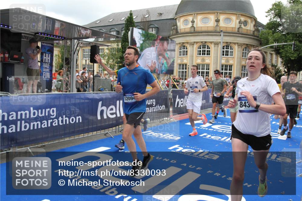 29.06.2025 - hella hamburg halbmarathon Michael Strokosch http://msf.ph/oto/8330093 29.06.2025 10:49:37 Ziel 2516, 2592, 2596, 2889, 2937, 5705, 8437, 8689, 8813, 9038, 9649, 11340, 11679, 11977, 12094, 13233, 14562, 15392, 15857, 16114, 16592, 16738, 17001 meine-sportfotos.de