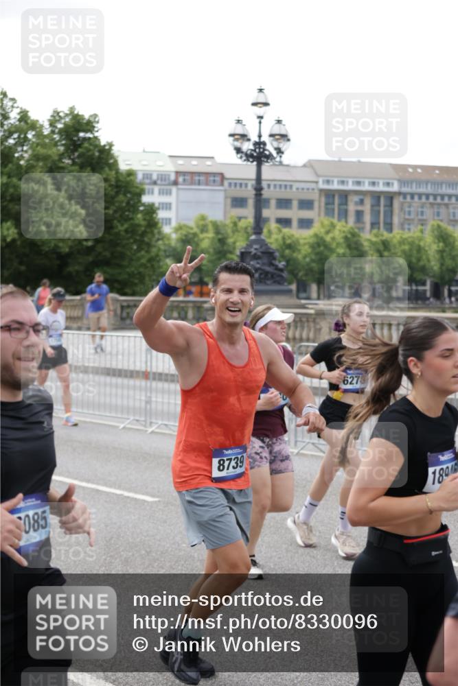 29.06.2025 - hella hamburg halbmarathon Jannik Wohlers http://msf.ph/oto/8330096 29.06.2025 10:40:11 Lombardsbrücke 1323, 2042, 2173, 2206, 2762, 2763, 3293, 3306, 4044, 4411, 4612, 4906, 4972, 5059, 5702, 6076, 6163, 6229, 6278, 6280, 6363, 7956, 8307, 8378, 8391, 8739, 9000, 9468, 9946, 10166, 10920, 10940, 11513, 11514, 12981, 13030, 13145, 13773, 14341, 15154, 15905, 15933, 16085, 16955, 17267, 17959, 18101, 18110, 18213, 18353, 18490, 18771, 18946, 19168 meine-sportfotos.de