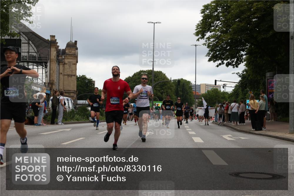 29.06.2025 - hella hamburg halbmarathon Yannick Fuchs http://msf.ph/oto/8330116 29.06.2025 10:51:39 20KM 1200, 1239, 1563, 1611, 2025, 2236, 2606, 2759, 2806, 2883, 3093, 3141, 3575, 4426, 4467, 4579, 4833, 5015, 5134, 5391, 5457, 5458, 6281, 6302, 6531, 6892, 7159, 7833, 9450, 10383, 10408, 10599, 12144, 12509, 12773, 13465, 13664, 15189, 15217, 15229, 15349, 16418, 16517, 17455, 17543, 18508, 18762 meine-sportfotos.de