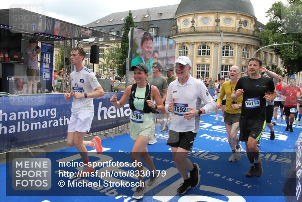 29.06.2025 - hella hamburg halbmarathon Michael Strokosch http://msf.ph/oto/8330179 29.06.2025 10:49:38 Ziel 2504, 2516, 2592, 2596, 2889, 2937, 5705, 5978, 8437, 8689, 9038, 9463, 9649, 11340, 11679, 11977, 12094, 13233, 14562, 15392, 15857, 16114, 16592, 16738, 17001 meine-sportfotos.de