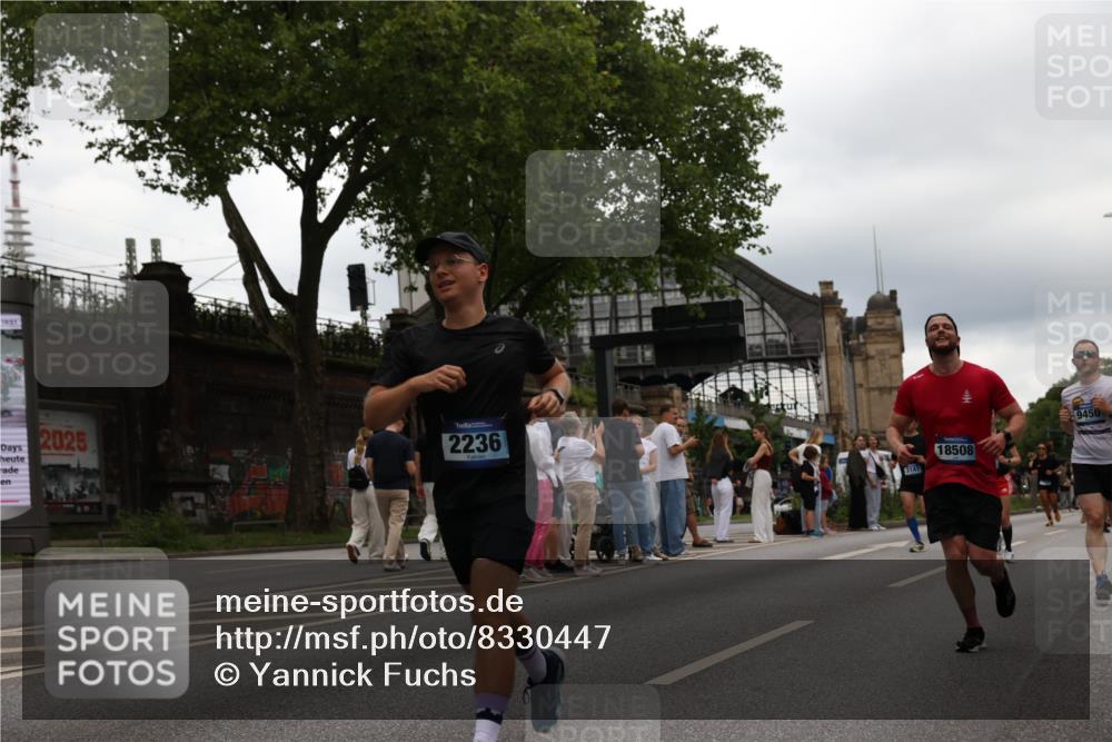 29.06.2025 - hella hamburg halbmarathon Yannick Fuchs http://msf.ph/oto/8330447 29.06.2025 10:51:40 20KM 1200, 1239, 1563, 1611, 2025, 2236, 2606, 2759, 2806, 2883, 3093, 3141, 3575, 4426, 4467, 4579, 4833, 5391, 6281, 6302, 6531, 6892, 7833, 9450, 9485, 10383, 10408, 10599, 12144, 12509, 12773, 13465, 13664, 15189, 15217, 15229, 15349, 16418, 16517, 17455, 17543, 18508, 18762 meine-sportfotos.de