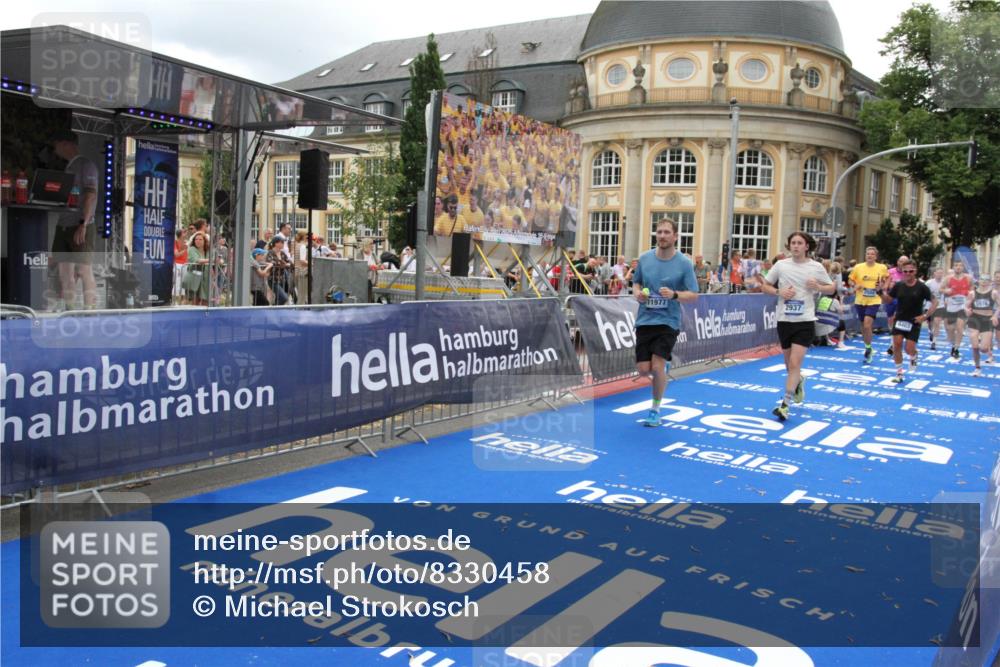 29.06.2025 - hella hamburg halbmarathon Michael Strokosch http://msf.ph/oto/8330458 29.06.2025 10:49:42 Ziel 2504, 2516, 2706, 2889, 2937, 3060, 5705, 5978, 6115, 7332, 9038, 9463, 9619, 9649, 11679, 11977, 14562, 15392, 16738, 16843, 16877, 17001, 18058, 18451, 18926 meine-sportfotos.de