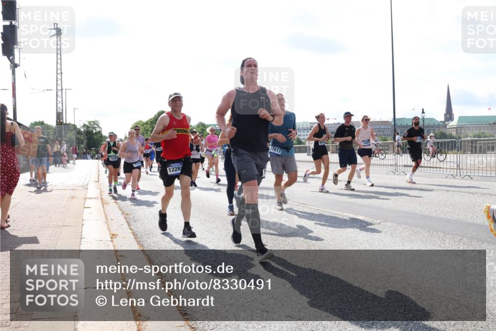 29.06.2025 - hella hamburg halbmarathon Lena Gebhardt http://msf.ph/oto/8330491 29.06.2025 10:00:24 Lombardsbrücke 2606, 1228, 17617, 2027, 1006, 1019, 1125, 1180, 1239, 1264, 1526, 1544, 1568, 1583, 1681, 1914, 2027, 2086, 2099, 2159, 2236, 2346, 2348, 2426, 2447, 2474, 2582, 2584, 2606, 2652, 2677, 2730, 2910, 2982, 3042, 3177, 3181, 3319, 3400, 3794, 3861, 3898, 4013, 4231, 4419, 4579, 4594, 4632, 4767, 4772, 4796, 4813, 4940, 4945, 5272, 5341, 5643, 5728, 6082, 6084, 6104, 6138, 6220, 6260, 6443, 6462, 6470, 6581, 6587, 10599 meine-sportfotos.de