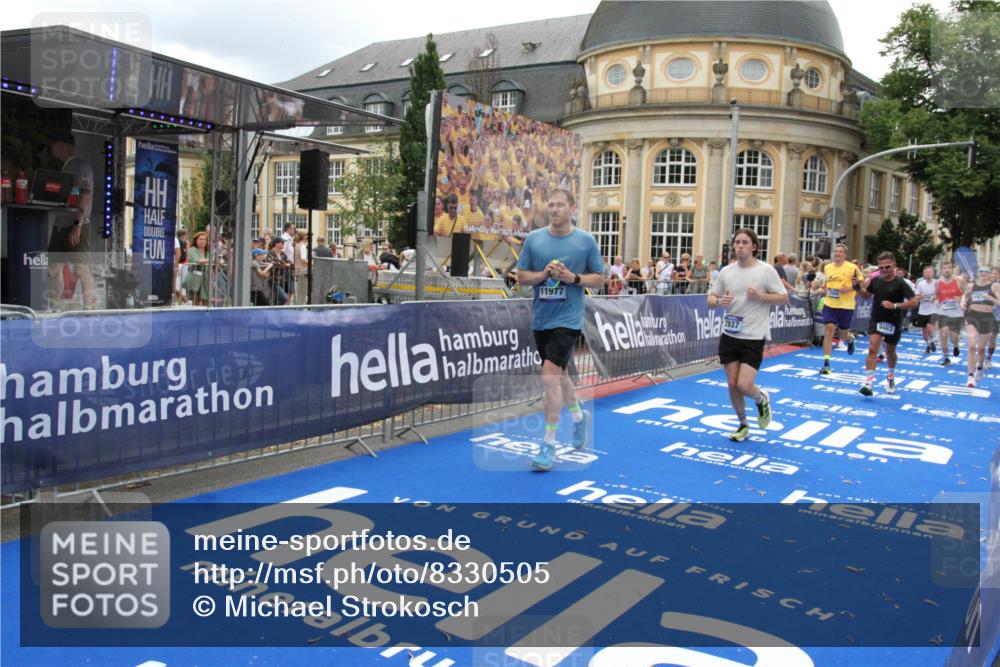 29.06.2025 - hella hamburg halbmarathon Michael Strokosch http://msf.ph/oto/8330505 29.06.2025 10:49:42 Ziel 2504, 2516, 2706, 2889, 2937, 3060, 5705, 5978, 6115, 7332, 9038, 9463, 9619, 9649, 11679, 11977, 14562, 15392, 16738, 16843, 16877, 17001, 18058, 18451, 18926 meine-sportfotos.de