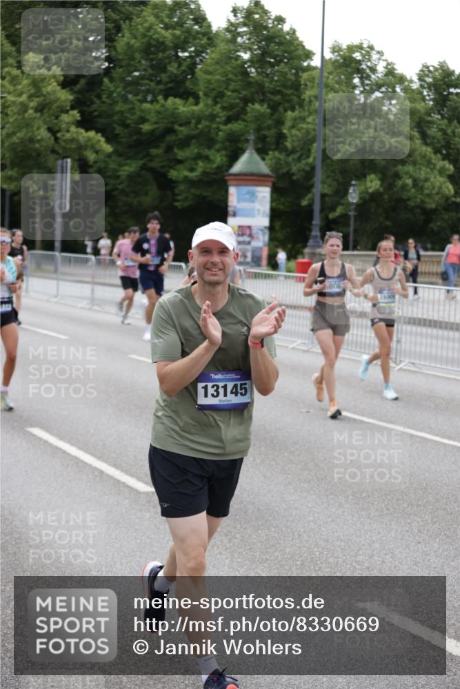 29.06.2025 - hella hamburg halbmarathon Jannik Wohlers http://msf.ph/oto/8330669 29.06.2025 10:40:14 Lombardsbrücke 1075, 1323, 2042, 2173, 2206, 2299, 2762, 2763, 3121, 3293, 3306, 3432, 4044, 4411, 4612, 4906, 4972, 5059, 5702, 6163, 6229, 6278, 6280, 6289, 7956, 8053, 8054, 8378, 8391, 8739, 9000, 9468, 9946, 10166, 10920, 10940, 11513, 11514, 12610, 12692, 12699, 12981, 13145, 13773, 14341, 15154, 15905, 15933, 16085, 16955, 17267, 17959, 18353, 18490, 18771, 18946, 19168 meine-sportfotos.de
