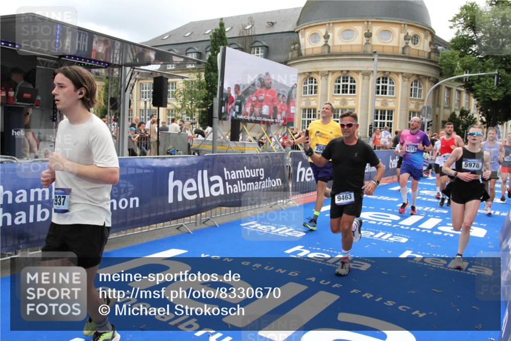 29.06.2025 - hella hamburg halbmarathon Michael Strokosch http://msf.ph/oto/8330670 29.06.2025 10:49:44 Ziel 2504, 2706, 2937, 3060, 3543, 5894, 5978, 6115, 7332, 9463, 9551, 9619, 9723, 11977, 13159, 14794, 16843, 16877, 17282, 18058, 18451, 18926 meine-sportfotos.de