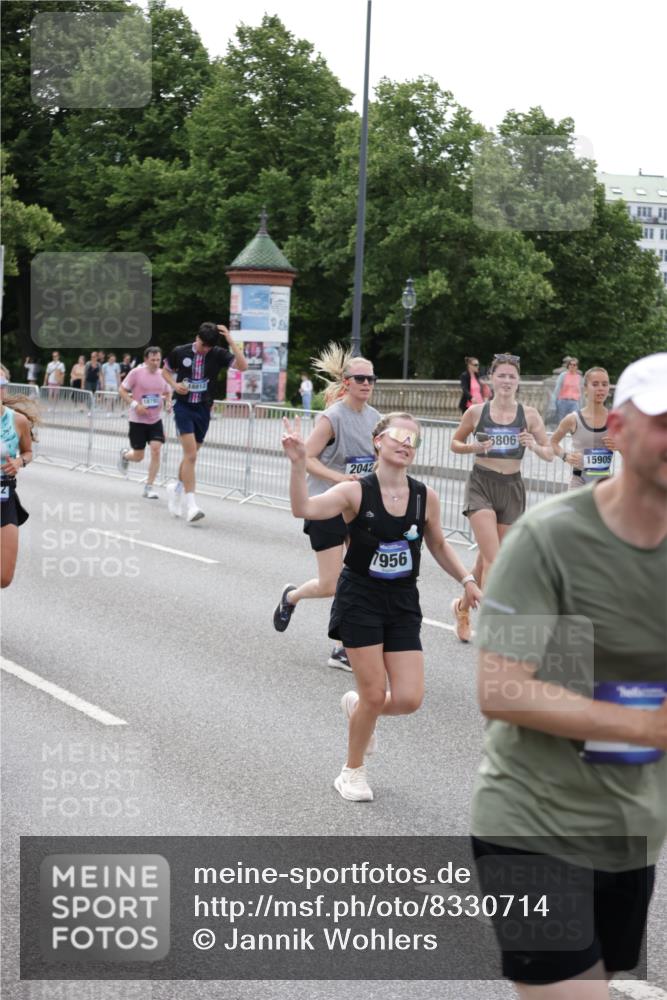 29.06.2025 - hella hamburg halbmarathon Jannik Wohlers http://msf.ph/oto/8330714 29.06.2025 10:40:15 Lombardsbrücke 1075, 1323, 2042, 2173, 2206, 2299, 2762, 2763, 3121, 3293, 3306, 3432, 3694, 4044, 4411, 4612, 4906, 4972, 5059, 5702, 6163, 6229, 6278, 6280, 6289, 7293, 7956, 8053, 8054, 8378, 8391, 8739, 9000, 9437, 9468, 9946, 10166, 10920, 10940, 11513, 11514, 12191, 12610, 12692, 12699, 12981, 13145, 13773, 15154, 15905, 15933, 16085, 16450, 16955, 17267, 17959, 18353, 18490, 18771, 18946, 19087, 19168 meine-sportfotos.de