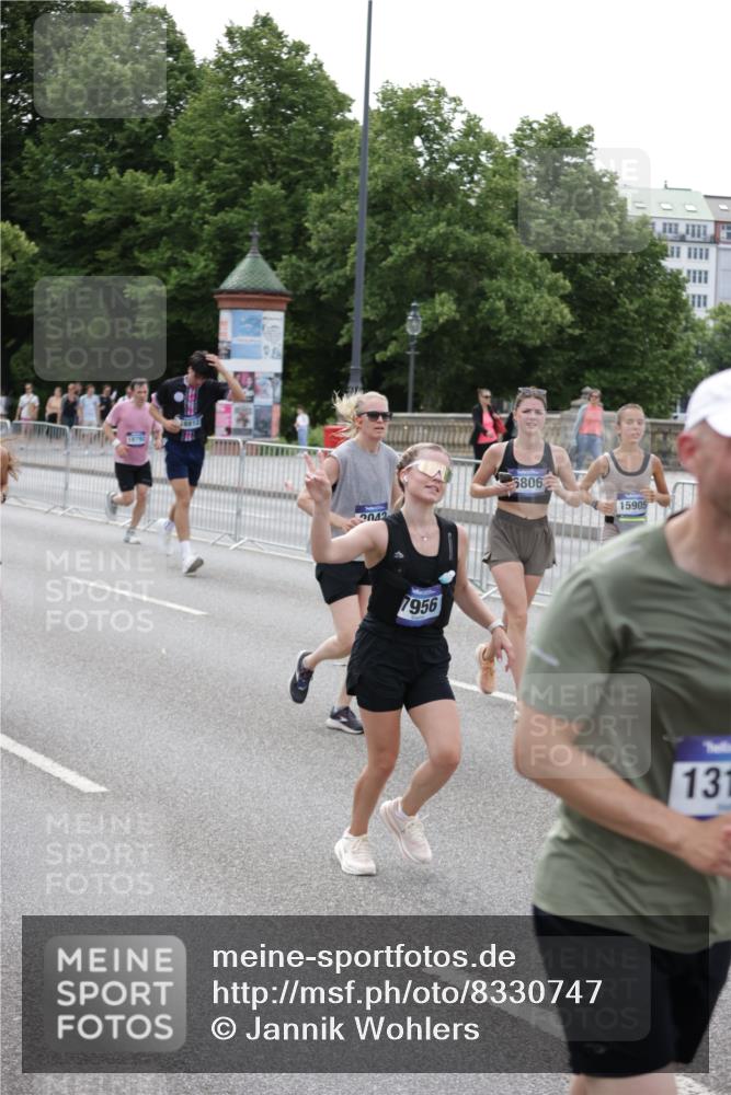 29.06.2025 - hella hamburg halbmarathon Jannik Wohlers http://msf.ph/oto/8330747 29.06.2025 10:40:15 Lombardsbrücke 1075, 1323, 2042, 2173, 2206, 2299, 2762, 2763, 3121, 3293, 3306, 3432, 3694, 4044, 4411, 4612, 4906, 4972, 5059, 5702, 6163, 6229, 6278, 6280, 6289, 7293, 7956, 8053, 8054, 8378, 8391, 8739, 9000, 9437, 9468, 9946, 10166, 10920, 10940, 11513, 11514, 12191, 12610, 12692, 12699, 12981, 13145, 13773, 15154, 15905, 15933, 16085, 16450, 16955, 17267, 17959, 18353, 18490, 18771, 18946, 19087, 19168 meine-sportfotos.de