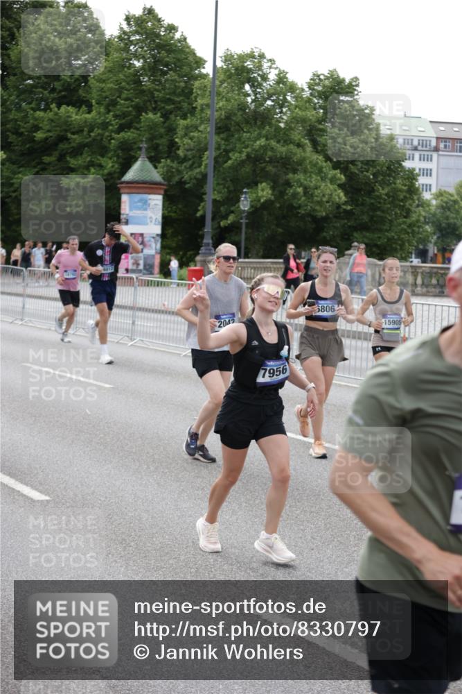 29.06.2025 - hella hamburg halbmarathon Jannik Wohlers http://msf.ph/oto/8330797 29.06.2025 10:40:15 Lombardsbrücke 1075, 1323, 2042, 2173, 2206, 2299, 2762, 2763, 3121, 3293, 3306, 3432, 3694, 4044, 4411, 4612, 4906, 4972, 5059, 5702, 6163, 6229, 6278, 6280, 6289, 7293, 7956, 8053, 8054, 8378, 8391, 8739, 9000, 9437, 9468, 9946, 10166, 10920, 10940, 11513, 11514, 12191, 12610, 12692, 12699, 12981, 13145, 13773, 15154, 15905, 15933, 16085, 16450, 16955, 17267, 17959, 18353, 18490, 18771, 18946, 19087, 19168 meine-sportfotos.de