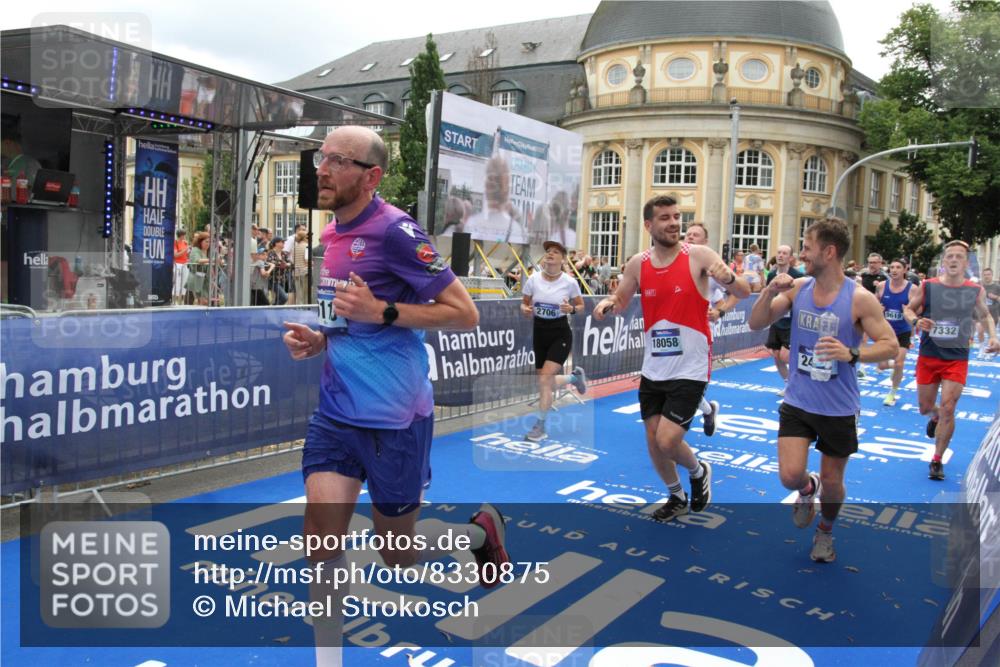 29.06.2025 - hella hamburg halbmarathon Michael Strokosch http://msf.ph/oto/8330875 29.06.2025 10:49:46 Ziel 2504, 2706, 2937, 3060, 3543, 5894, 5978, 6115, 6125, 7332, 9463, 9551, 9619, 9723, 9924, 13159, 14794, 16843, 16877, 17282, 17753, 18058, 18451, 18926 meine-sportfotos.de