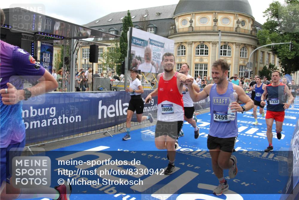 29.06.2025 - hella hamburg halbmarathon Michael Strokosch http://msf.ph/oto/8330942 29.06.2025 10:49:46 Ziel 2504, 2706, 2937, 3060, 3543, 5894, 5978, 6115, 6125, 7332, 9463, 9551, 9619, 9723, 9924, 13159, 14794, 16843, 16877, 17282, 17753, 18058, 18451, 18926 meine-sportfotos.de