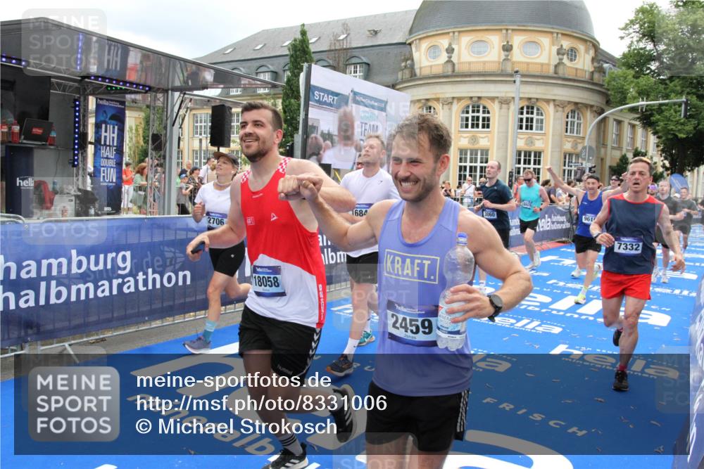 29.06.2025 - hella hamburg halbmarathon Michael Strokosch http://msf.ph/oto/8331006 29.06.2025 10:49:47 Ziel 2504, 2706, 3060, 3543, 5894, 5978, 6115, 6125, 7332, 9463, 9551, 9619, 9723, 9924, 11975, 13159, 14794, 16843, 16877, 17282, 17753, 18058, 18451, 18926 meine-sportfotos.de