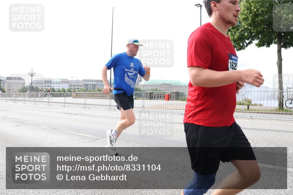 29.06.2025 - hella hamburg halbmarathon Lena Gebhardt http://msf.ph/oto/8331104 29.06.2025 10:13:08 Lombardsbrücke 46, 162, 1007, 1020, 1051, 1747, 1851, 1859, 1939, 2531, 2891, 2942, 2961, 3218, 3360, 3728, 3729, 4187, 4532, 6207, 6489, 7346, 7873, 7907, 8398, 8405, 8913, 8917, 9141, 9527, 10067, 10402, 11025, 11720, 12492, 14404, 14869, 15012, 15531, 15922, 16030, 16255, 16323, 16437, 16826, 16911, 17061, 17474, 17699, 17988, 17994, 18048, 18320, 18530, 18732 meine-sportfotos.de