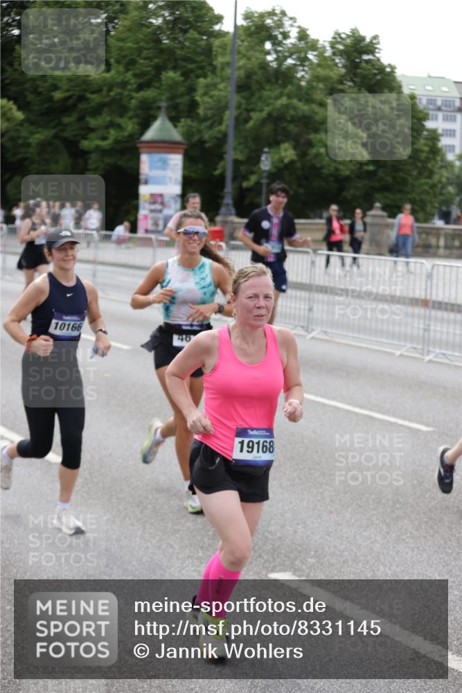 29.06.2025 - hella hamburg halbmarathon Jannik Wohlers http://msf.ph/oto/8331145 29.06.2025 10:40:16 Lombardsbrücke 1075, 1323, 2042, 2173, 2206, 2299, 2762, 2763, 3121, 3293, 3306, 3432, 3694, 4044, 4411, 4612, 4906, 4972, 5059, 5702, 6163, 6229, 6278, 6280, 6289, 7293, 7956, 8053, 8054, 8378, 8391, 8739, 9000, 9437, 9946, 10166, 10920, 10940, 11513, 11514, 12191, 12610, 12692, 12699, 12981, 13145, 13773, 15154, 15905, 15933, 16028, 16085, 16449, 16450, 16955, 17267, 17959, 18353, 18490, 18946, 19087, 19168 meine-sportfotos.de