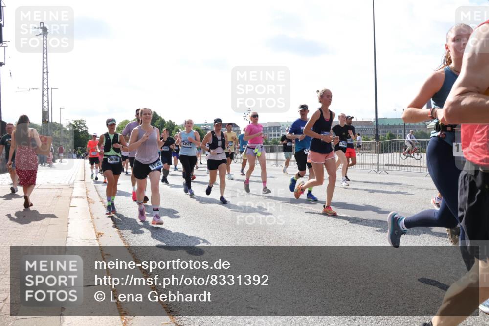 29.06.2025 - hella hamburg halbmarathon Lena Gebhardt http://msf.ph/oto/8331392 29.06.2025 10:00:25 Lombardsbrücke 2606, 1526, 14567, 18492, 1006, 1019, 1125, 1180, 1239, 1264, 1526, 1544, 1568, 1583, 1611, 1681, 1914, 2027, 2086, 2099, 2159, 2236, 2346, 2426, 2447, 2474, 2582, 2584, 2606, 2652, 2677, 2730, 2910, 2982, 3042, 3177, 3181, 3319, 3400, 3794, 3861, 3898, 4013, 4231, 4419, 4579, 4594, 4632, 4767, 4772, 4796, 4813, 4940, 4945, 5272, 5341, 5643, 5728, 6082, 6084, 6104, 6138, 6220, 6260, 6443, 6462, 6470, 6581, 10599 meine-sportfotos.de