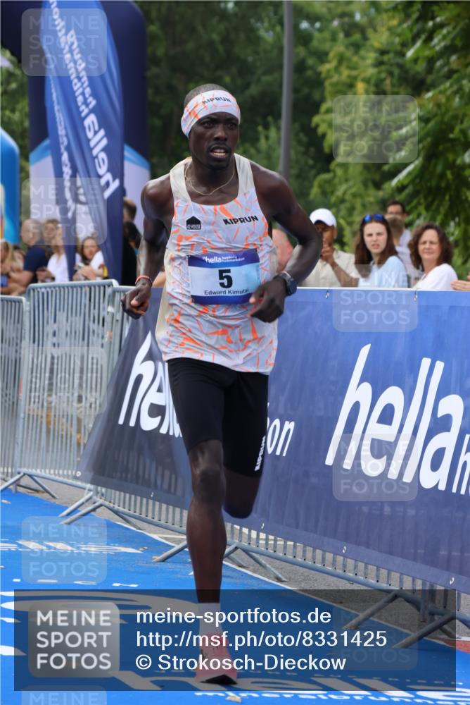 29.06.2025 - hella hamburg halbmarathon Strokosch-Dieckow http://msf.ph/oto/8331425 29.06.2025 10:01:07 Ziel 5 meine-sportfotos.de
