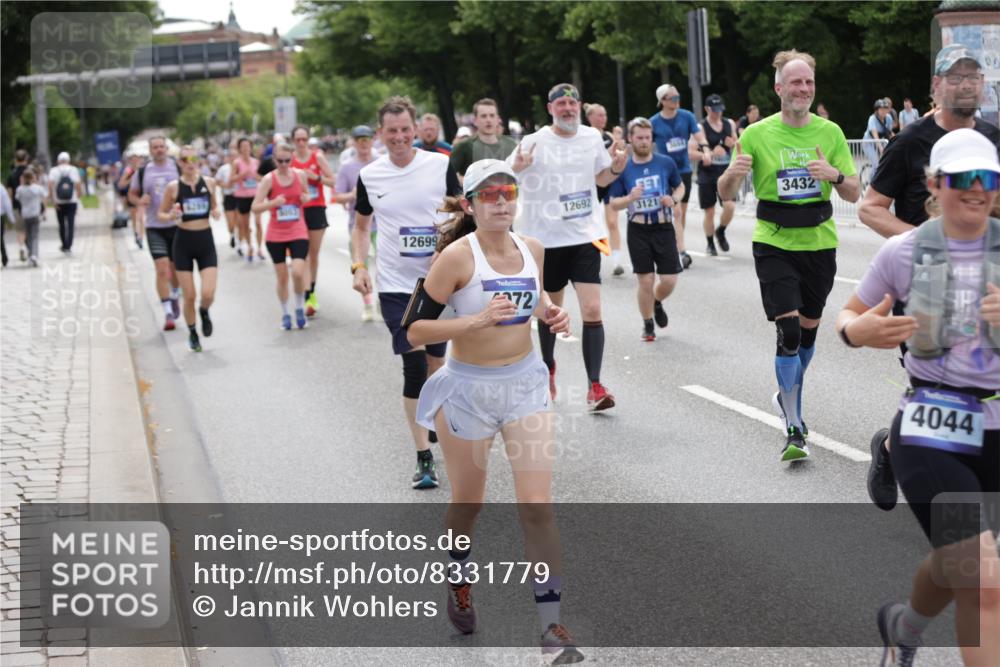 29.06.2025 - hella hamburg halbmarathon Jannik Wohlers http://msf.ph/oto/8331779 29.06.2025 10:40:21 Lombardsbrücke 1075, 1323, 2042, 2173, 2206, 2299, 2858, 3121, 3306, 3432, 3694, 4044, 4411, 4530, 4612, 4775, 4906, 4972, 5753, 6098, 6163, 6280, 6289, 7293, 7956, 8053, 8054, 8378, 8429, 8430, 8739, 9009, 9237, 9437, 9946, 10166, 10920, 10940, 11053, 11513, 11514, 11686, 12191, 12610, 12692, 12699, 13145, 13773, 15154, 15905, 16028, 16085, 16449, 16450, 17267, 17959, 19087, 19168 meine-sportfotos.de
