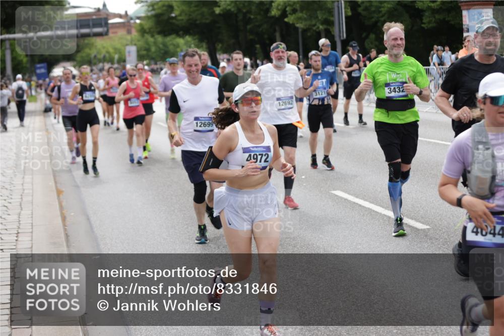 29.06.2025 - hella hamburg halbmarathon Jannik Wohlers http://msf.ph/oto/8331846 29.06.2025 10:40:21 Lombardsbrücke 1075, 1323, 2042, 2173, 2206, 2299, 2858, 3121, 3306, 3432, 3694, 4044, 4411, 4530, 4612, 4775, 4906, 4972, 5753, 6098, 6163, 6280, 6289, 7293, 7956, 8053, 8054, 8378, 8429, 8430, 8739, 9009, 9237, 9437, 9946, 10166, 10920, 10940, 11053, 11513, 11514, 11686, 12191, 12610, 12692, 12699, 13145, 13773, 15154, 15905, 16028, 16085, 16449, 16450, 17267, 17959, 19087, 19168 meine-sportfotos.de