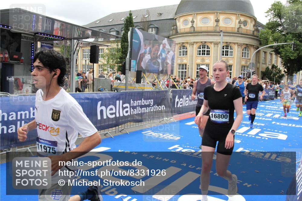 29.06.2025 - hella hamburg halbmarathon Michael Strokosch http://msf.ph/oto/8331926 29.06.2025 10:49:55 Ziel 2540, 4017, 5460, 8454, 8455, 9126, 9200, 9491, 9597, 11975, 12527, 12733, 13463, 16732, 16800, 16887, 19109, 19122 meine-sportfotos.de