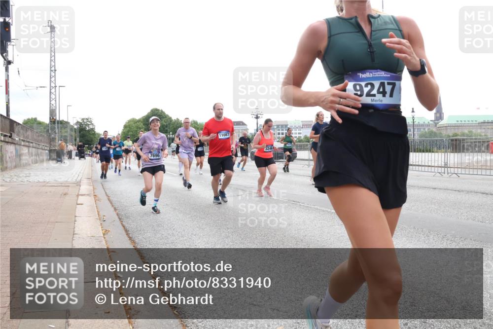 29.06.2025 - hella hamburg halbmarathon Lena Gebhardt http://msf.ph/oto/8331940 29.06.2025 10:37:57 Lombardsbrücke 7696, 11087, 3246, 9247, 1196, 1394, 1475, 1578, 1742, 1799, 1901, 1966, 1985, 2199, 2640, 2786, 2853, 3230, 3242, 3246, 3633, 3716, 3880, 4414, 4921, 5139, 5186, 5300, 5522, 5713, 5875, 6199, 6243, 6362, 6697, 6821, 6930, 6955, 7118, 7124, 7165, 7244, 7321, 7350, 7552, 7629, 7696, 7914, 8985, 9247, 9288, 9895, 10159, 10506, 10836, 11087, 11543, 12123, 12254, 12472, 12824, 16680, 17798 meine-sportfotos.de