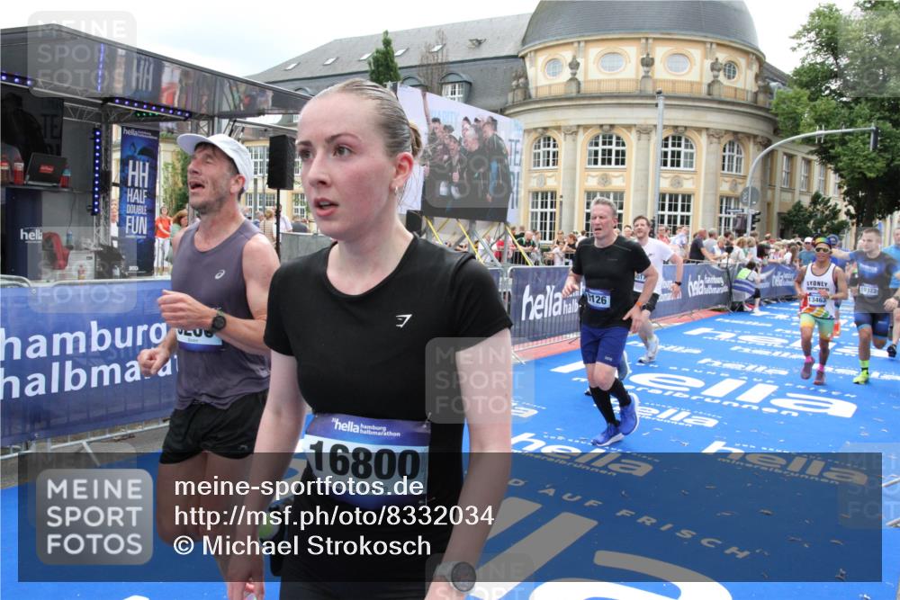 29.06.2025 - hella hamburg halbmarathon Michael Strokosch http://msf.ph/oto/8332034 29.06.2025 10:49:56 Ziel 2540, 4017, 5460, 8454, 8455, 9126, 9200, 9491, 9597, 11975, 12527, 12733, 13463, 16716, 16732, 16800, 16887, 19109, 19122 meine-sportfotos.de