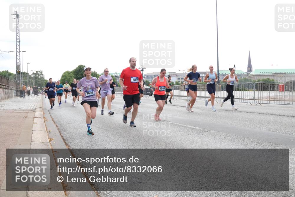 29.06.2025 - hella hamburg halbmarathon Lena Gebhardt http://msf.ph/oto/8332066 29.06.2025 10:37:57 Lombardsbrücke 7696, 11087, 3246, 15418, 1196, 1394, 1475, 1578, 1742, 1799, 1901, 1966, 1985, 2199, 2640, 2786, 2853, 3230, 3242, 3246, 3633, 3716, 3880, 4414, 4921, 5139, 5186, 5300, 5522, 5713, 5875, 6199, 6243, 6362, 6697, 6821, 6930, 6955, 7118, 7124, 7165, 7244, 7321, 7350, 7552, 7629, 7696, 7914, 8985, 9247, 9288, 9895, 10159, 10506, 10836, 11087, 11543, 12123, 12254, 12472, 12824, 16680, 17798 meine-sportfotos.de
