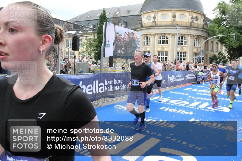29.06.2025 - hella hamburg halbmarathon Michael Strokosch http://msf.ph/oto/8332088 29.06.2025 10:49:56 Ziel 2540, 4017, 5460, 8454, 8455, 9126, 9200, 9491, 9597, 11975, 12527, 12733, 13463, 16716, 16732, 16800, 16887, 19109, 19122 meine-sportfotos.de