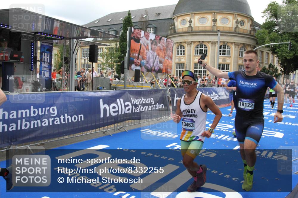 29.06.2025 - hella hamburg halbmarathon Michael Strokosch http://msf.ph/oto/8332255 29.06.2025 10:49:57 Ziel 2540, 4017, 5460, 8454, 8455, 9126, 9200, 9491, 9597, 12527, 12733, 13463, 16716, 16732, 16800, 16887, 19109, 19122 meine-sportfotos.de