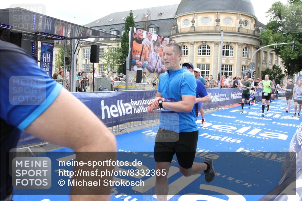 29.06.2025 - hella hamburg halbmarathon Michael Strokosch http://msf.ph/oto/8332365 29.06.2025 10:49:58 Ziel 2540, 3692, 3852, 4017, 5460, 8454, 8455, 9126, 9200, 9491, 9597, 12527, 12733, 13463, 16716, 16732, 16800, 16887, 19109, 19122 meine-sportfotos.de