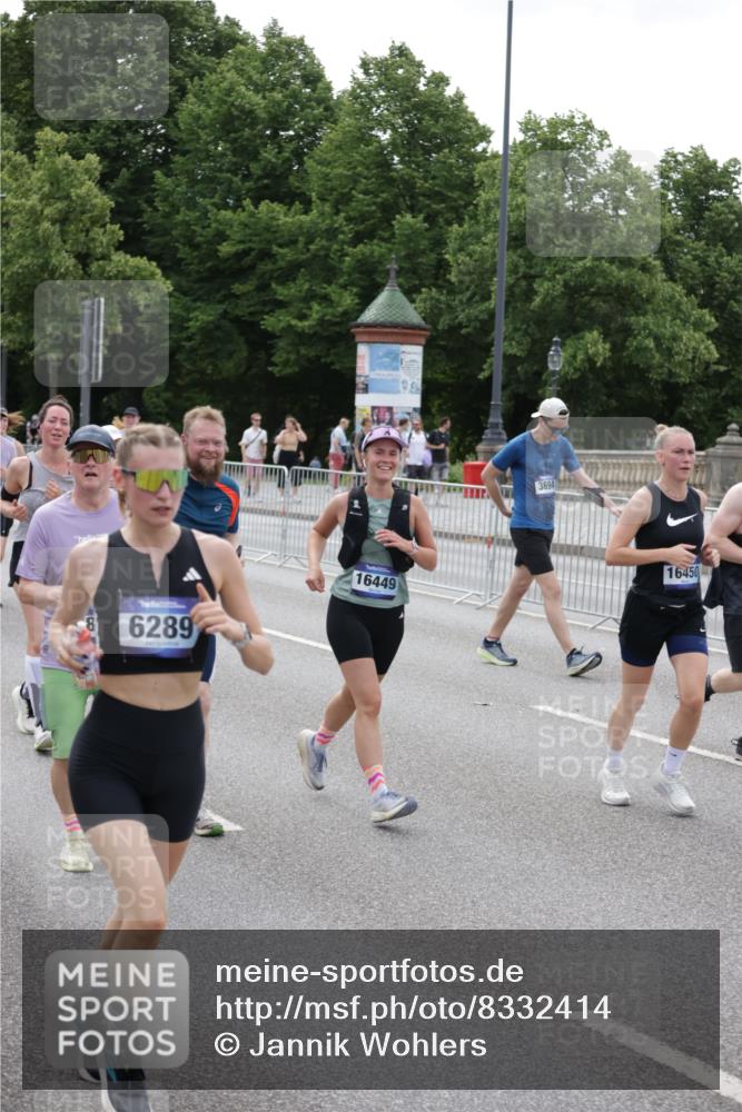 29.06.2025 - hella hamburg halbmarathon Jannik Wohlers http://msf.ph/oto/8332414 29.06.2025 10:40:25 Lombardsbrücke 1075, 1323, 2042, 2173, 2206, 2299, 2858, 3121, 3306, 3432, 3694, 4044, 4234, 4530, 4612, 4774, 4775, 4972, 5753, 6098, 6163, 6289, 6842, 7293, 7956, 8053, 8054, 8429, 8430, 9009, 9237, 9437, 9946, 10166, 10920, 10940, 11053, 11513, 11514, 11686, 12191, 12610, 12692, 12699, 13773, 15154, 15905, 16028, 16297, 16449, 16450, 17233, 17234, 17267, 19087, 19168 meine-sportfotos.de