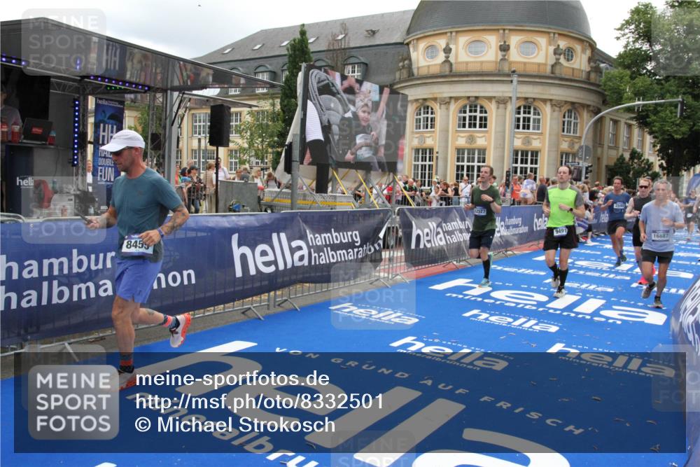 29.06.2025 - hella hamburg halbmarathon Michael Strokosch http://msf.ph/oto/8332501 29.06.2025 10:49:59 Ziel 2540, 3692, 3852, 4017, 5460, 7100, 8454, 8455, 9126, 9213, 9491, 9597, 12271, 12527, 12733, 13463, 16716, 16732, 16887, 19109, 19112, 19122 meine-sportfotos.de