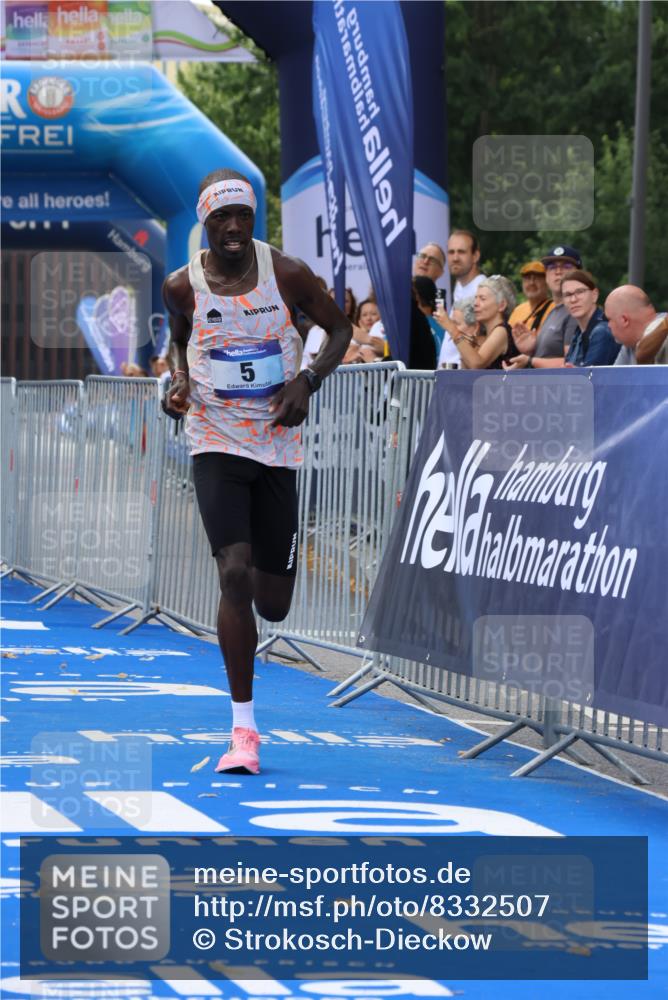 29.06.2025 - hella hamburg halbmarathon Strokosch-Dieckow http://msf.ph/oto/8332507 29.06.2025 10:01:07 Ziel 5 meine-sportfotos.de
