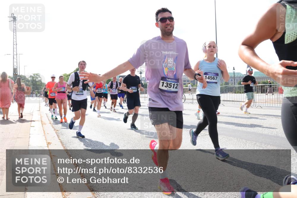 29.06.2025 - hella hamburg halbmarathon Lena Gebhardt http://msf.ph/oto/8332536 29.06.2025 10:00:27 Lombardsbrücke 2086, 12512, 4940, 13512, 14567, 1006, 1019, 1125, 1180, 1239, 1264, 1526, 1544, 1568, 1583, 1611, 1681, 2027, 2086, 2099, 2159, 2236, 2346, 2426, 2447, 2474, 2582, 2584, 2606, 2652, 2677, 2730, 2982, 3042, 3177, 3181, 3319, 3400, 3794, 3861, 3898, 4013, 4231, 4419, 4579, 4594, 4632, 4767, 4796, 4813, 4940, 4945, 5272, 5341, 5643, 5728, 6082, 6084, 6104, 6138, 6220, 6260, 6443, 6462, 6470, 6581, 9553, 9555, 9577, 10599 meine-sportfotos.de