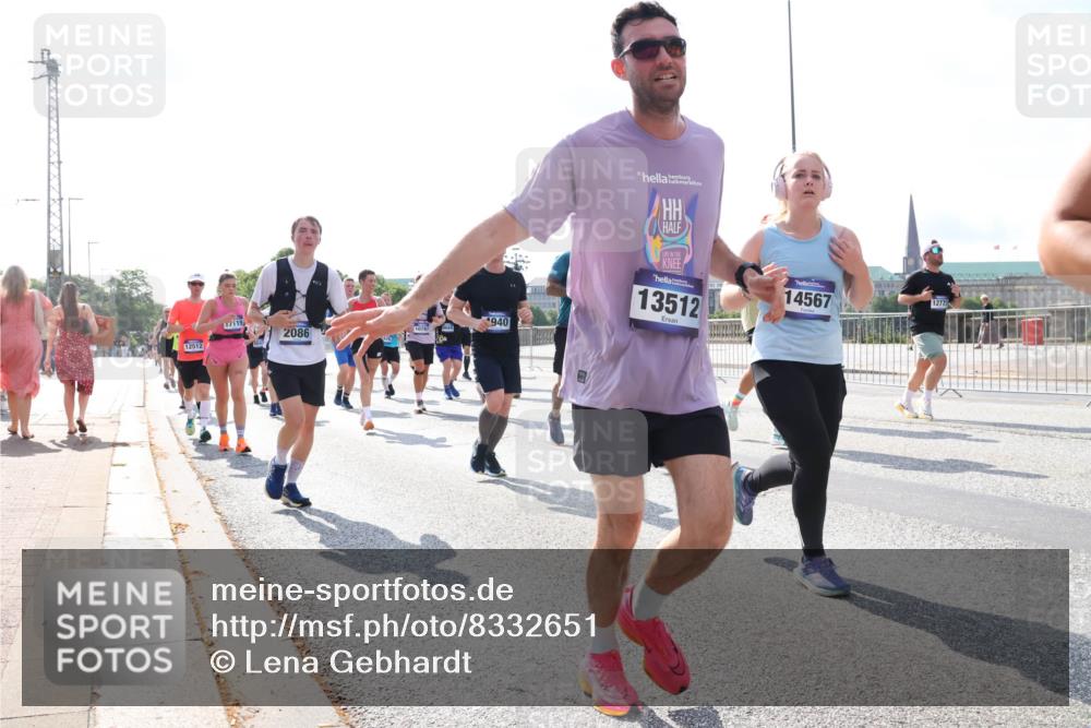 29.06.2025 - hella hamburg halbmarathon Lena Gebhardt http://msf.ph/oto/8332651 29.06.2025 10:00:27 Lombardsbrücke 19, 2086, 12512, 940, 13512, 14567, 12773, 1006, 1019, 1125, 1180, 1239, 1264, 1526, 1544, 1568, 1583, 1611, 1681, 2027, 2086, 2099, 2159, 2236, 2346, 2426, 2447, 2474, 2582, 2584, 2606, 2652, 2677, 2730, 2982, 3042, 3177, 3181, 3319, 3400, 3794, 3861, 3898, 4013, 4231, 4419, 4579, 4594, 4632, 4767, 4796, 4813, 4940, 4945, 5272, 5341, 5643, 5728, 6082, 6084, 6104, 6138, 6220, 6260, 6443, 6462, 6470, 6581, 9553, 9555, 9577, 10599 meine-sportfotos.de