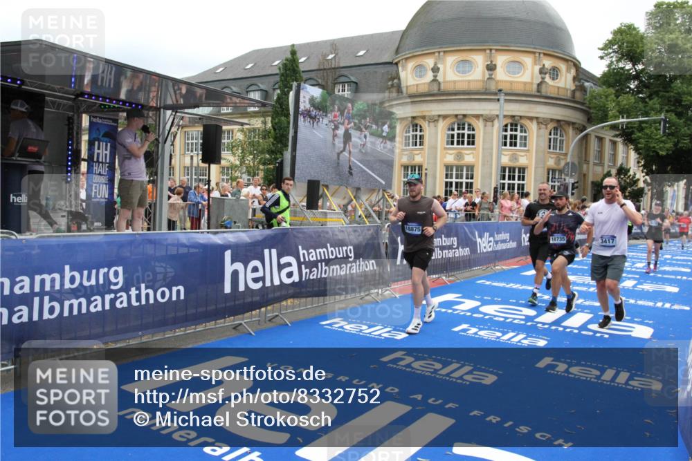 29.06.2025 - hella hamburg halbmarathon Michael Strokosch http://msf.ph/oto/8332752 29.06.2025 11:13:04 Ziel 1173, 2309, 3013, 3023, 3417, 9423, 10139, 13458, 17542, 18735, 18875 meine-sportfotos.de
