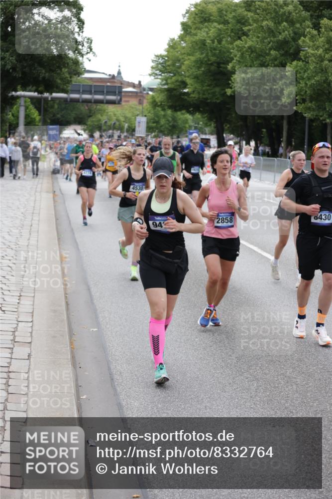 29.06.2025 - hella hamburg halbmarathon Jannik Wohlers http://msf.ph/oto/8332764 29.06.2025 10:40:28 Lombardsbrücke 1075, 1323, 2173, 2206, 2299, 2858, 3121, 3306, 3432, 3694, 4044, 4234, 4530, 4612, 4774, 4775, 4972, 5753, 6098, 6163, 6289, 6842, 7293, 8053, 8054, 8429, 8430, 9009, 9237, 9437, 9946, 10644, 10940, 11053, 11686, 12191, 12610, 12692, 12699, 13773, 14553, 15154, 15905, 16028, 16297, 16449, 16450, 17233, 17234, 17267, 17879, 19087 meine-sportfotos.de