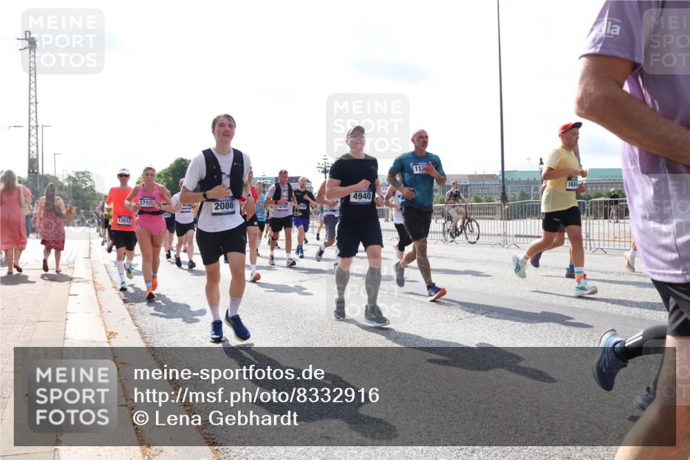 29.06.2025 - hella hamburg halbmarathon Lena Gebhardt http://msf.ph/oto/8332916 29.06.2025 10:00:28 Lombardsbrücke 12512, 171, 2086, 10797, 9669, 5643, 4940, 113, 1634, 1006, 1019, 1125, 1180, 1239, 1264, 1526, 1544, 1568, 1583, 1611, 1681, 2027, 2086, 2099, 2159, 2236, 2346, 2426, 2447, 2474, 2582, 2584, 2606, 2652, 2677, 2730, 2982, 3042, 3177, 3181, 3319, 3400, 3794, 3861, 3898, 4013, 4231, 4419, 4579, 4594, 4632, 4767, 4796, 4813, 4940, 4945, 5272, 5341, 5643, 5728, 6082, 6084, 6104, 6138, 6220, 6260, 6443, 6462, 6470, 6581, 9553, 9555, 9577, 10599 meine-sportfotos.de